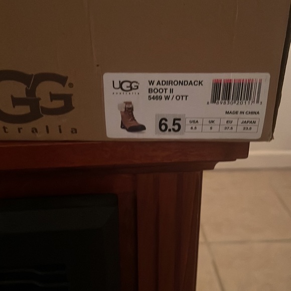 UGGS Adirondack Boot II - Picture 11 of 15
